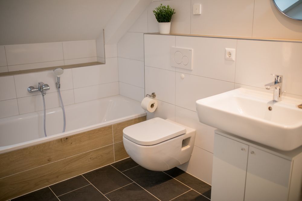 Badezimmer mit Badewanne unter der Dachschräge