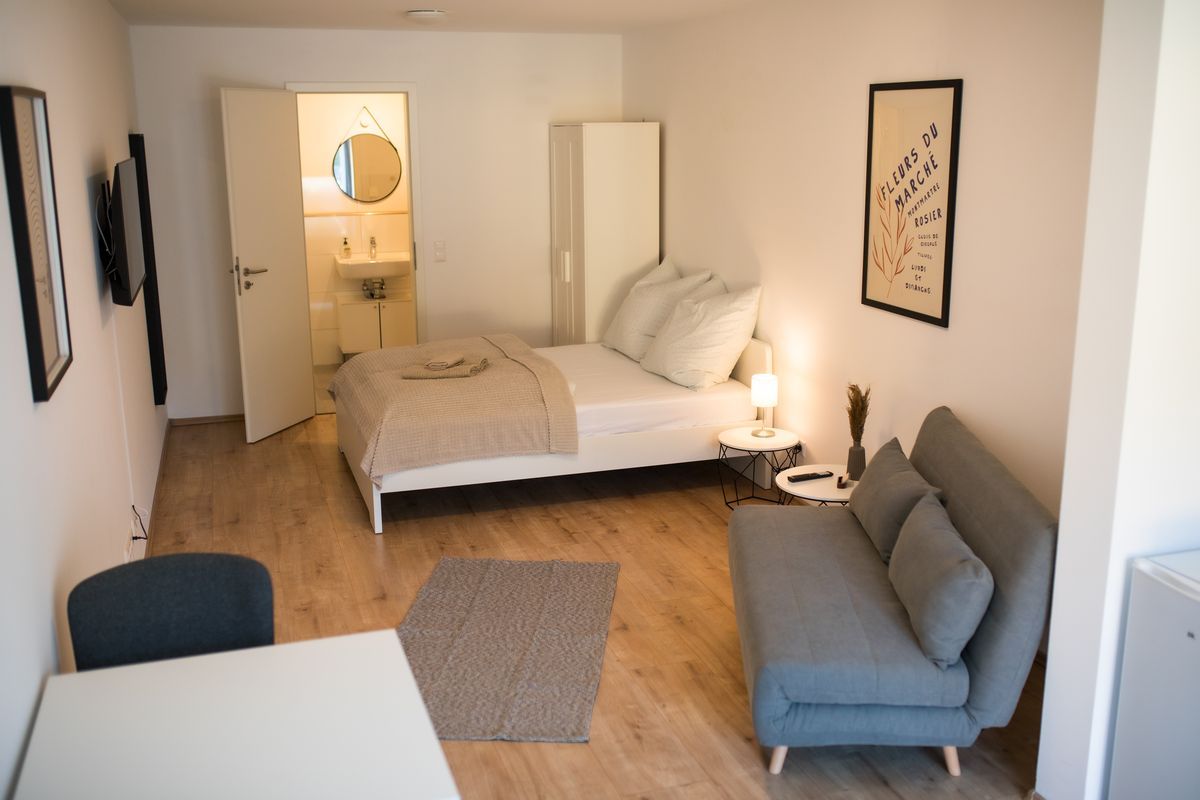 Studio mit Doppelbett, Schlafsofa und Holzboden