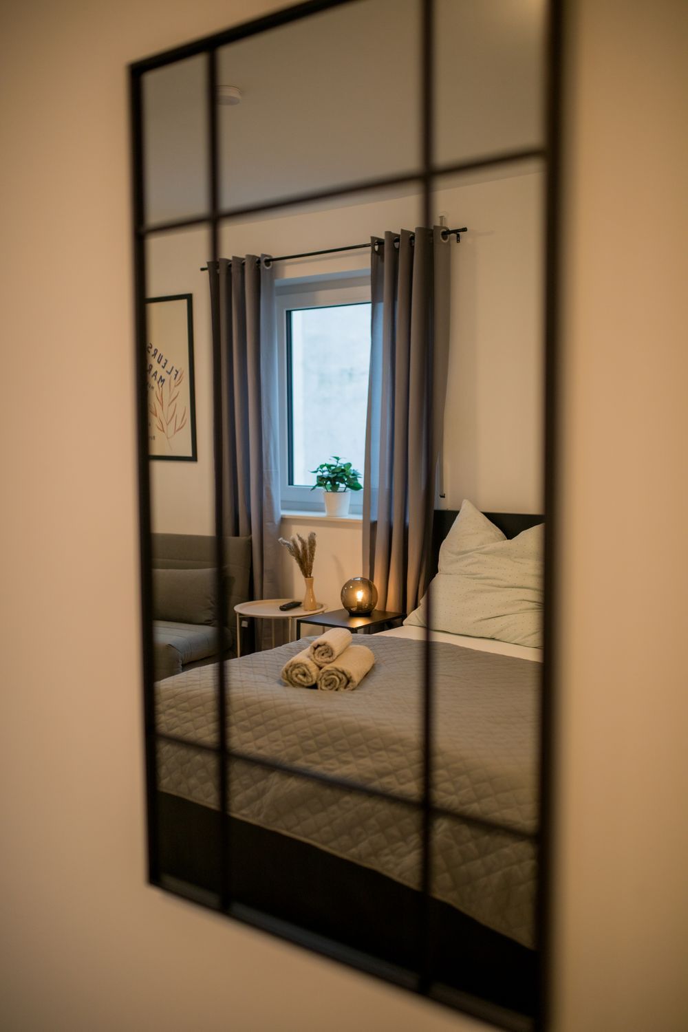 Spiegel mit Blick aufs Bett