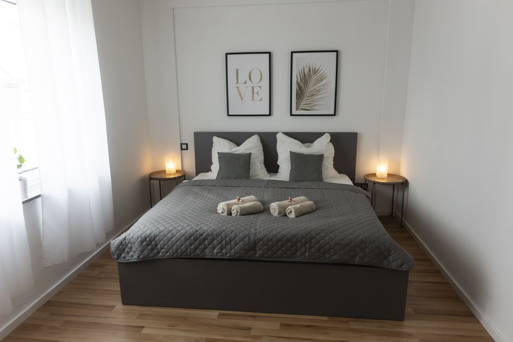 Schlafzimmer mit Boxspringbett und Nachttischlampen