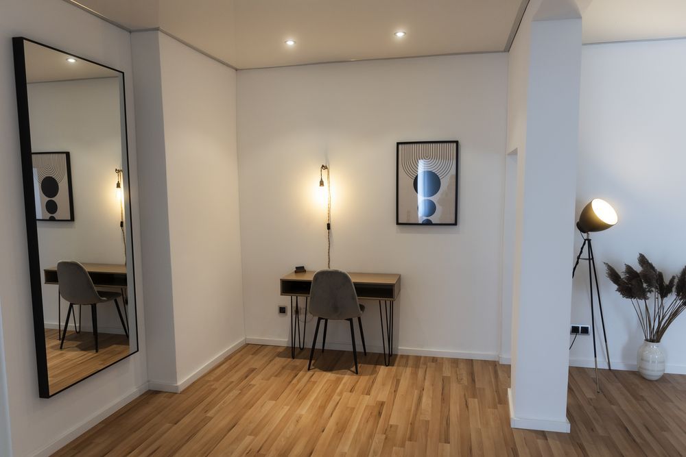 Schreibtisch mit Wandleuchte