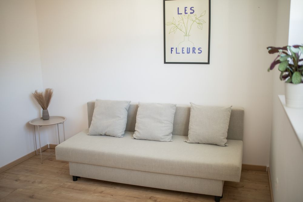 Arbeitszimmer mit Schreibtisch und Schlafsofa