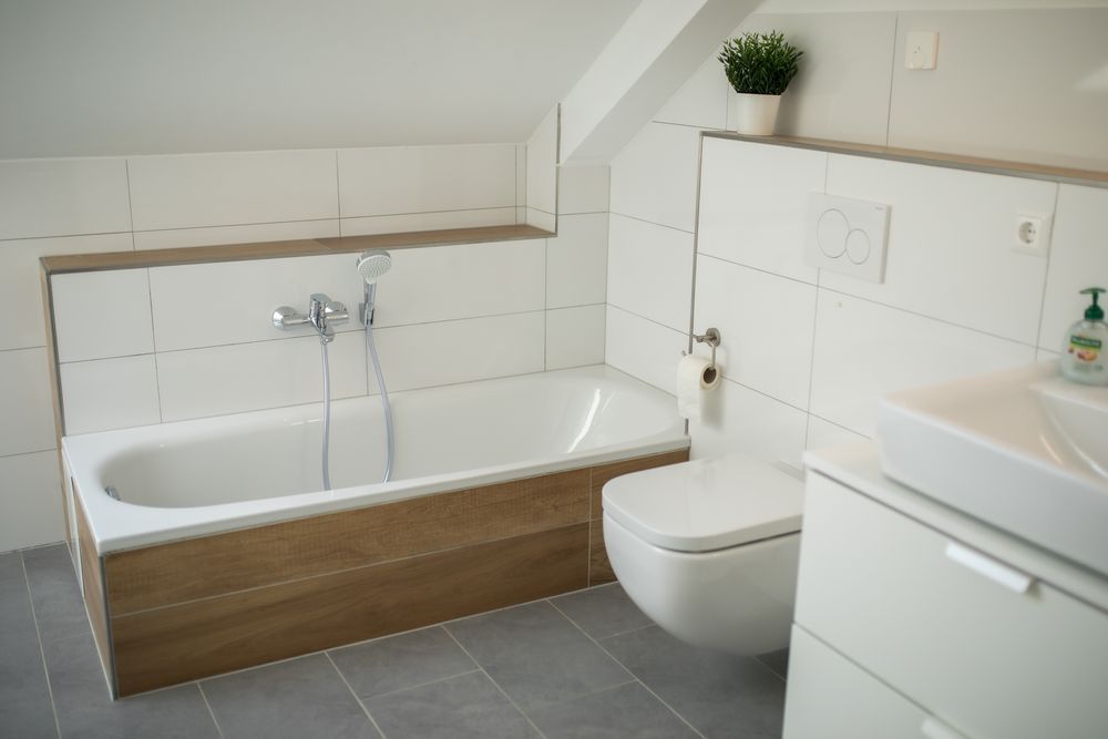 Bad mit Badewanne unter der Dachschräge