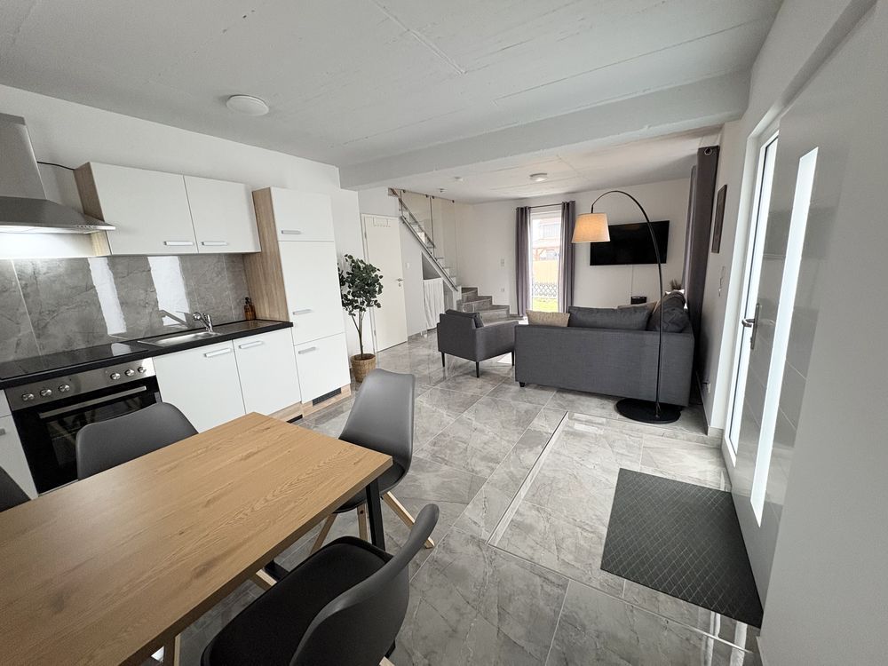 Küche mit Essplatz und Blick ins Wohnzimmer