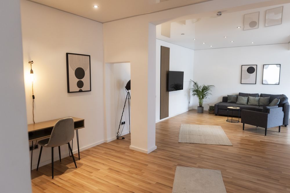 Schreibtisch mit Blick ins Wohnzimmer eines Design Apartments