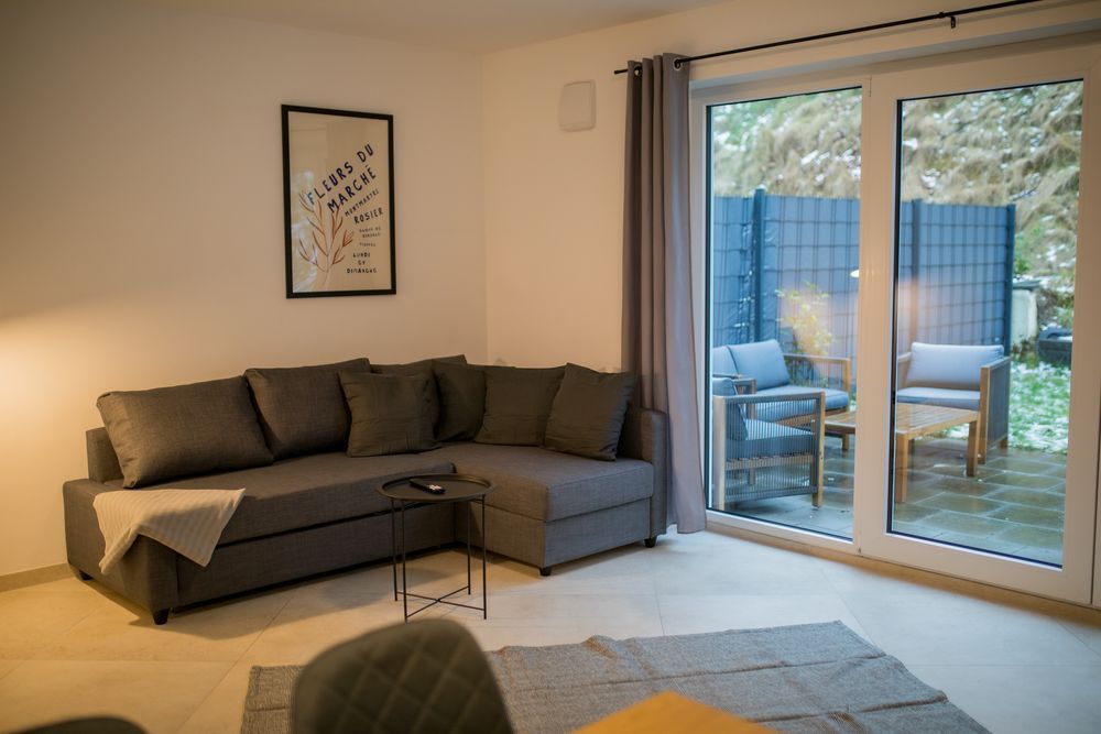 Wohnzimmer mit Blick auf die Lounge-Terrasse