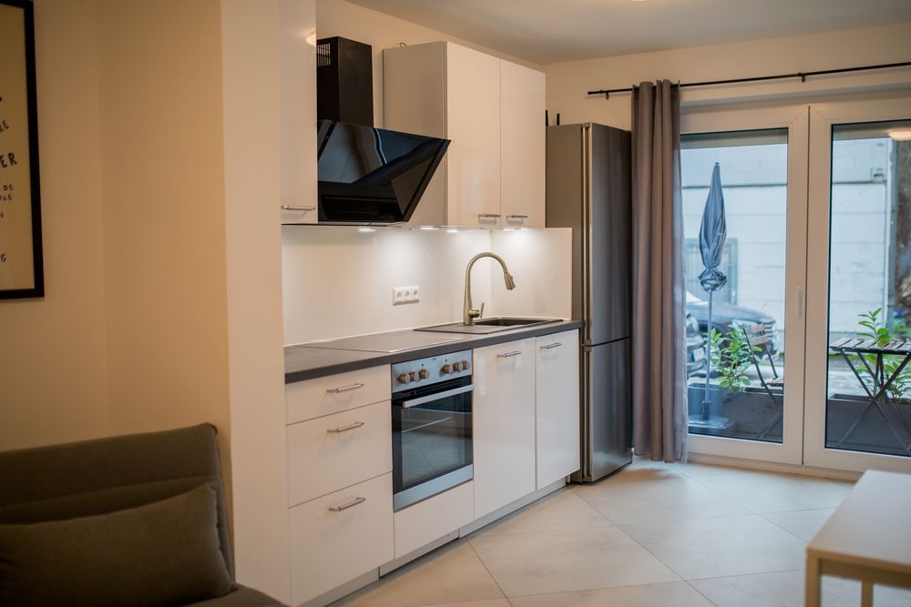 Küchenzeile mit Backofen und Kühlschrank