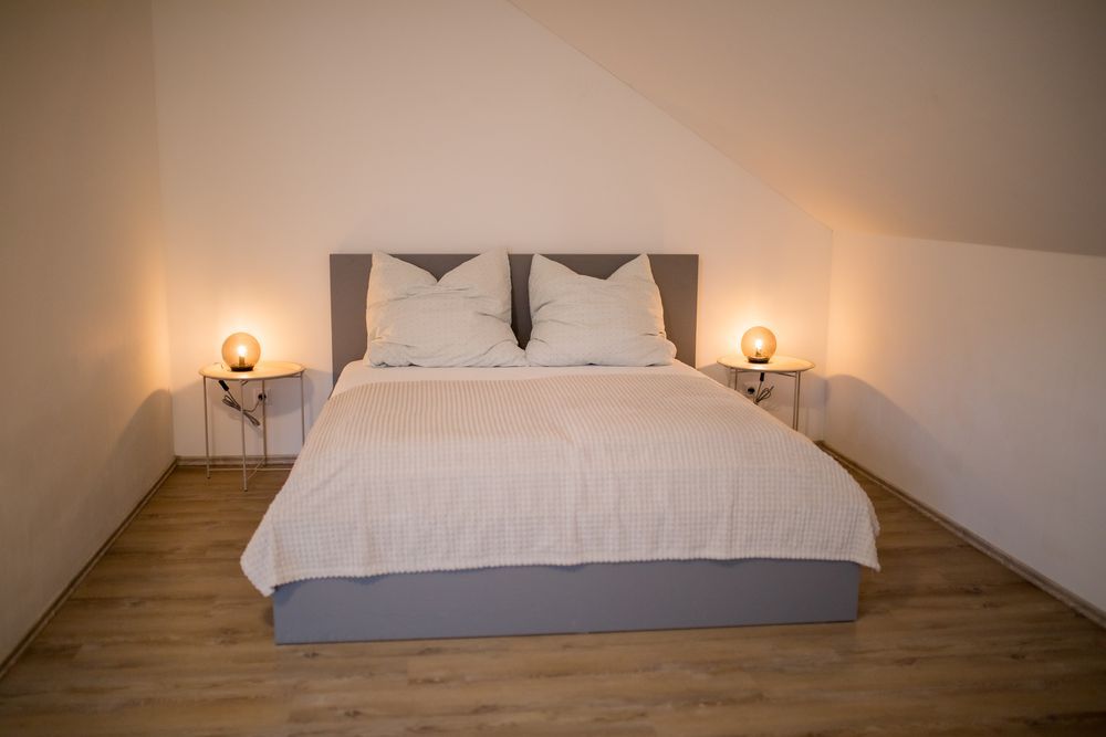 Schlafzimmer mit Doppelbett unter der Dachschräge