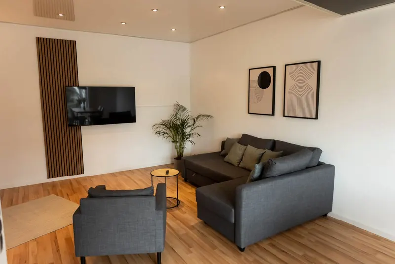 Wohnbereich mit Ecksofa und Sessel