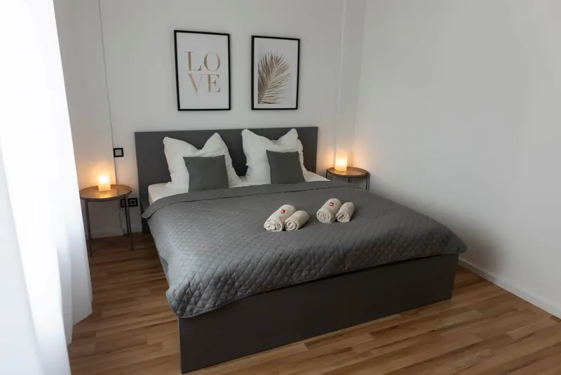 Schlafzimmer mit Kingsize-Bett und Nachttischlampen