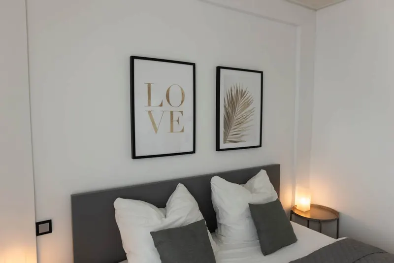 Kingsize-Bett mit Kissen