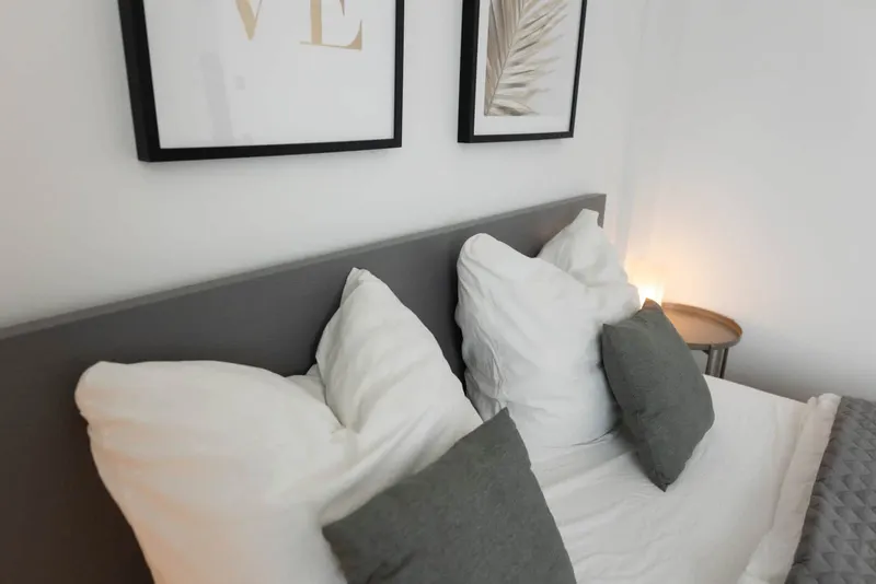 Kissen auf dem Bett