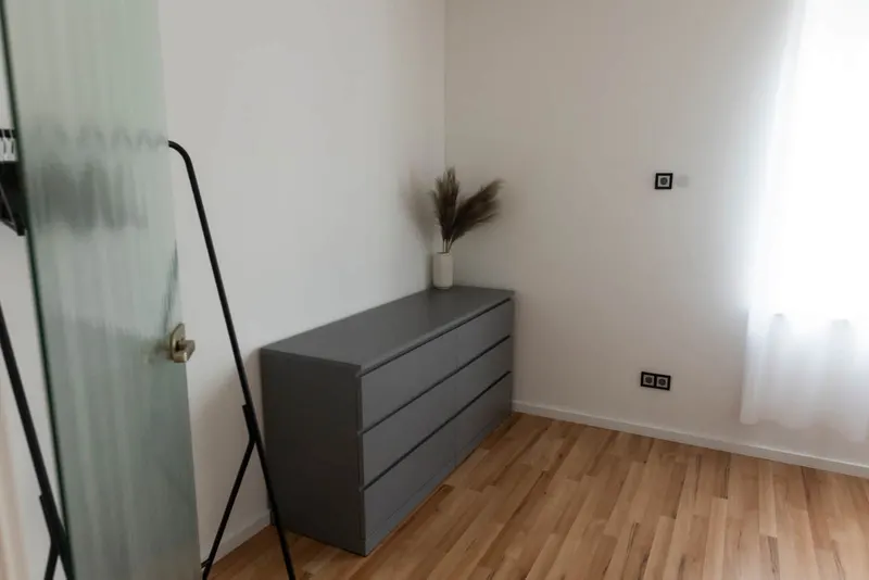 Kommode und Kleiderständer im Schlafzimmer