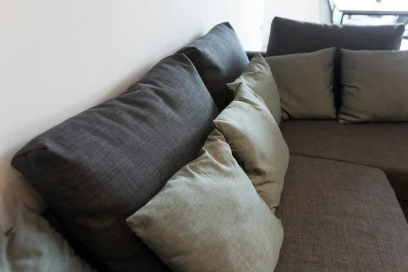 Kissen auf dem Ecksofa