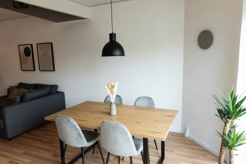 Esstisch für vier, dahinter das Sofa