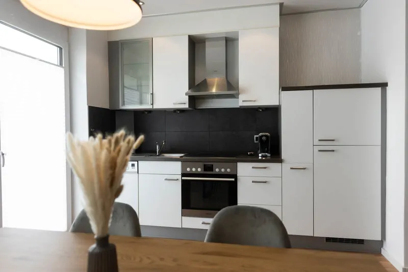 Küche mit Backofen, Kochfeld und Dunstabzug