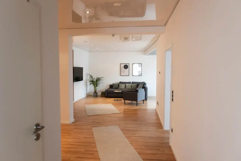 Flur mit Blick ins Wohnzimmer