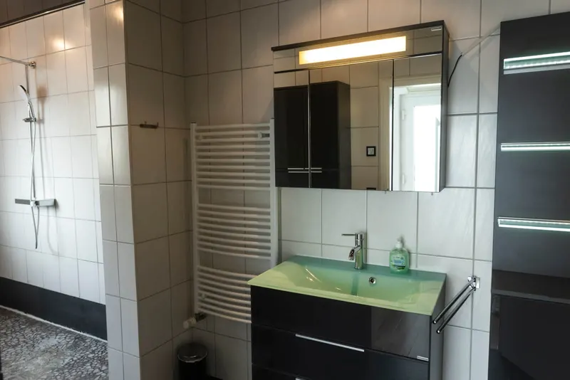 Bad mit Dusche und Spiegelschrank