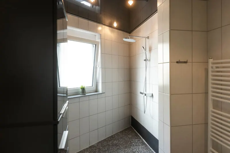 Dusche mit Fenster