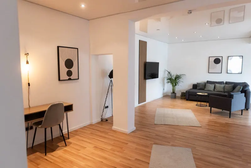 Schreibtischplatz mit Blick ins Wohnzimmer