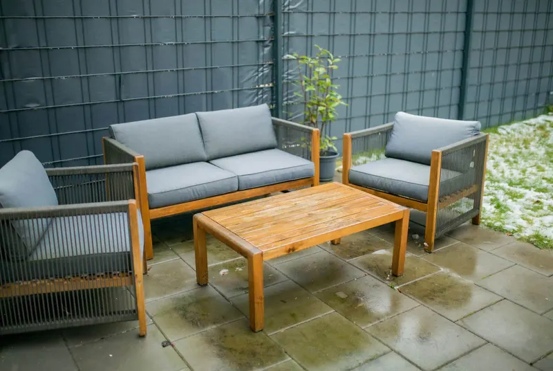 Terrasse mit Loungemöbeln