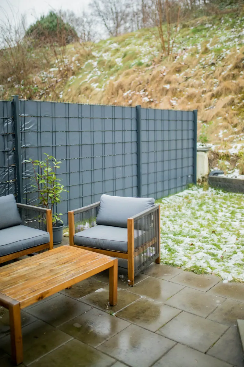 Loungesessel auf der Terrasse, eingezäunter Garten