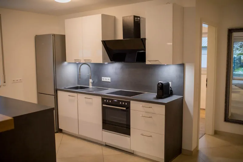 Küche mit Backofen, Kochfeld und Kühlschrank