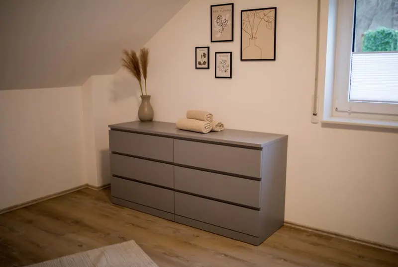 Kommode im Schlafzimmer unterm Dach