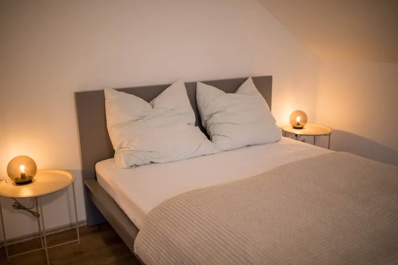 Doppelbett mit Nachttischlampen