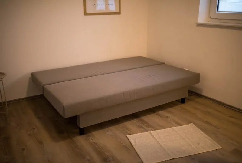 Ausgezogenes Schlafsofa im Arbeitszimmer