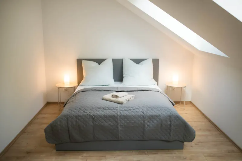 Schlafzimmer unterm Dach mit Doppelbett