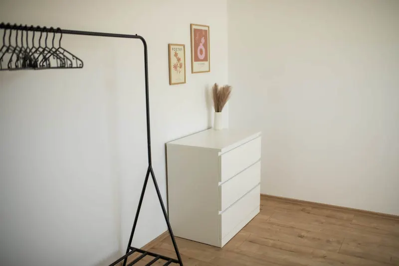 Kommode und Kleiderständer im Schlafzimmer