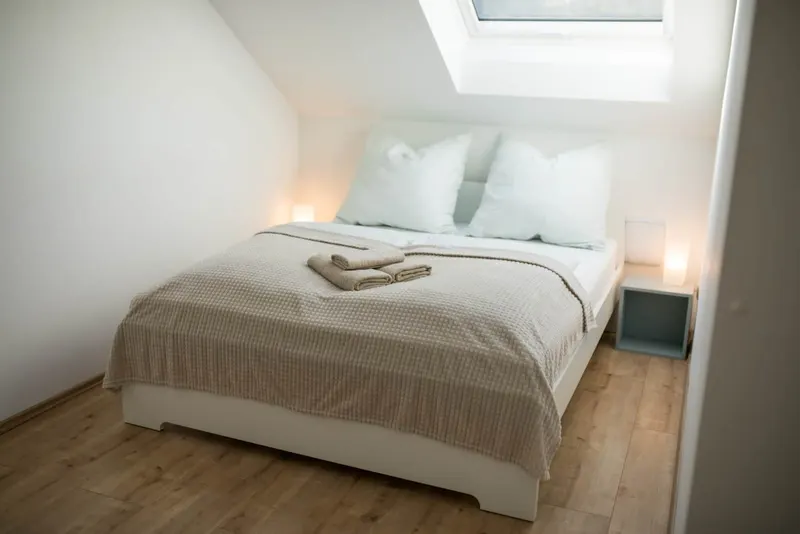 Doppelbett mit Nachttischlampen
