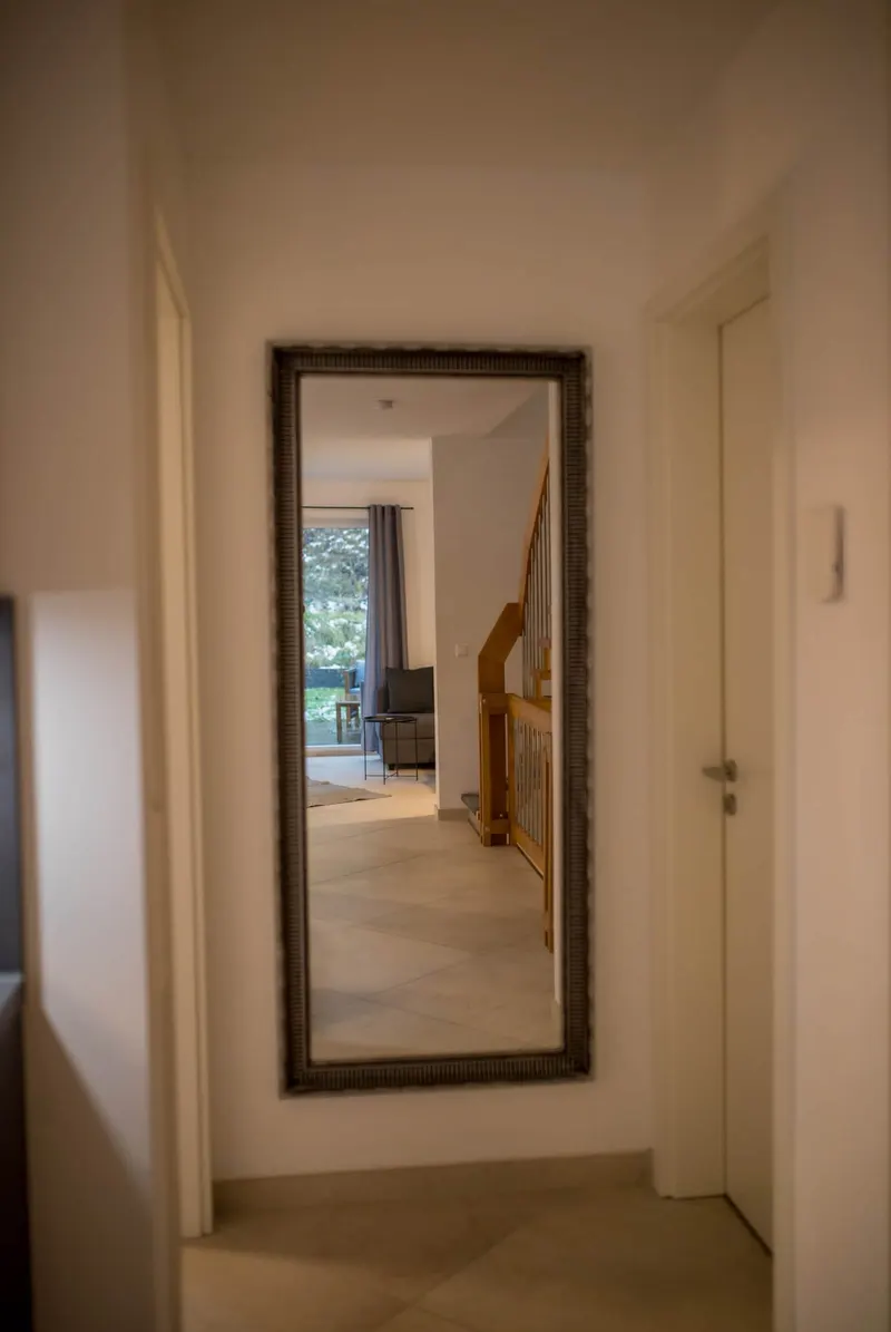 Flur mit Spiegel und Treppe