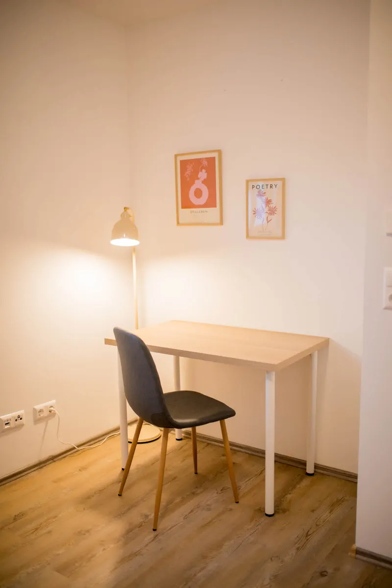 Schreibtisch mit Stuhl und Leuchte