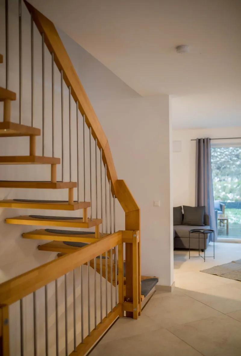 Holztreppe, daneben das Wohnzimmer