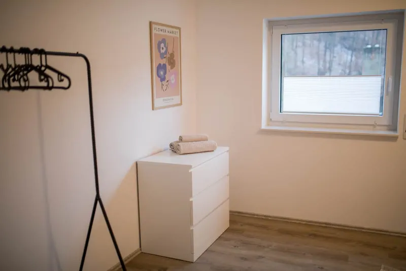 Kommode und Kleiderständer im Schlafzimmer