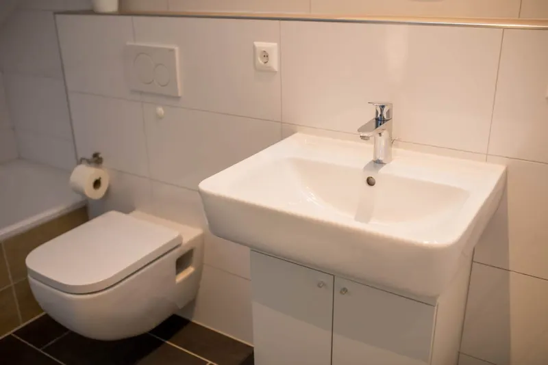 Waschbecken und WC
