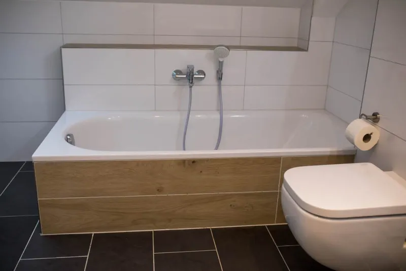 Badewanne mit Holzverkleidung