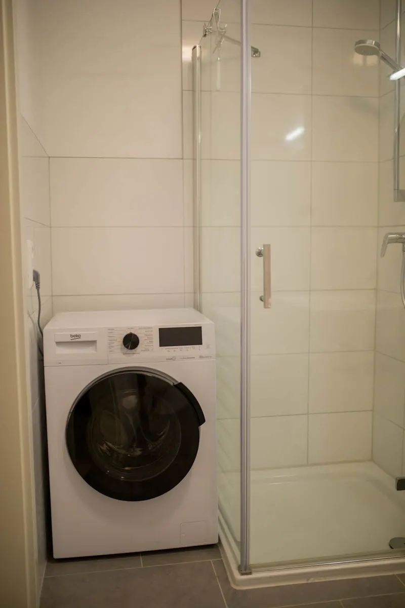 Studio: Waschmaschine neben der Dusche