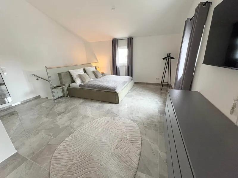 Schlafraum im Obergeschoss mit Kingsize-Bett