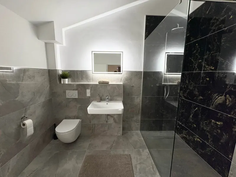 Bad mit bodengleicher Dusche und WC