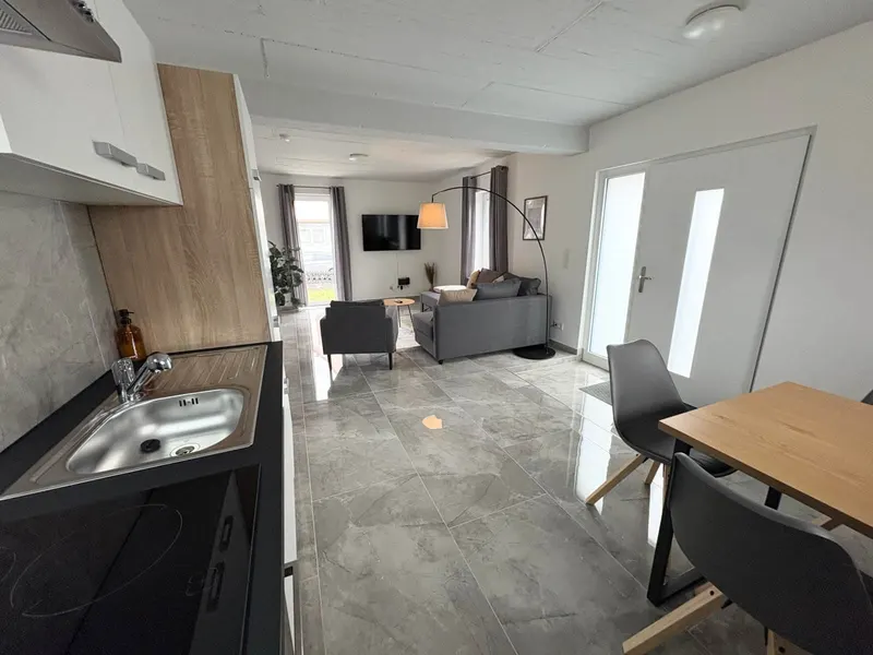 Küchenzeile mit Blick ins Wohnzimmer