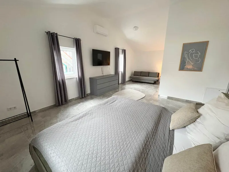 Schlafraum mit Bett und Schlafsofa
