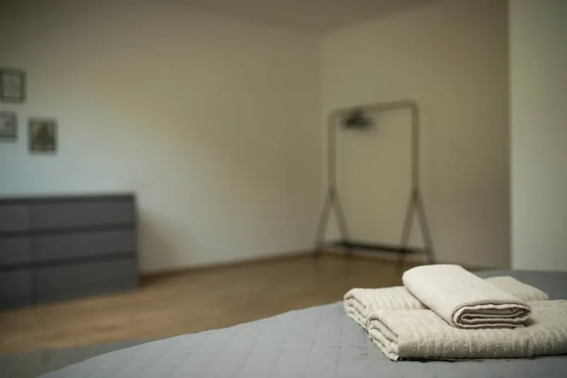 Schlafzimmer mit Kommode und Kleiderständer