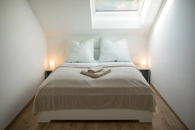 Zweites Schlafzimmer mit Doppelbett unter der Dachschräge