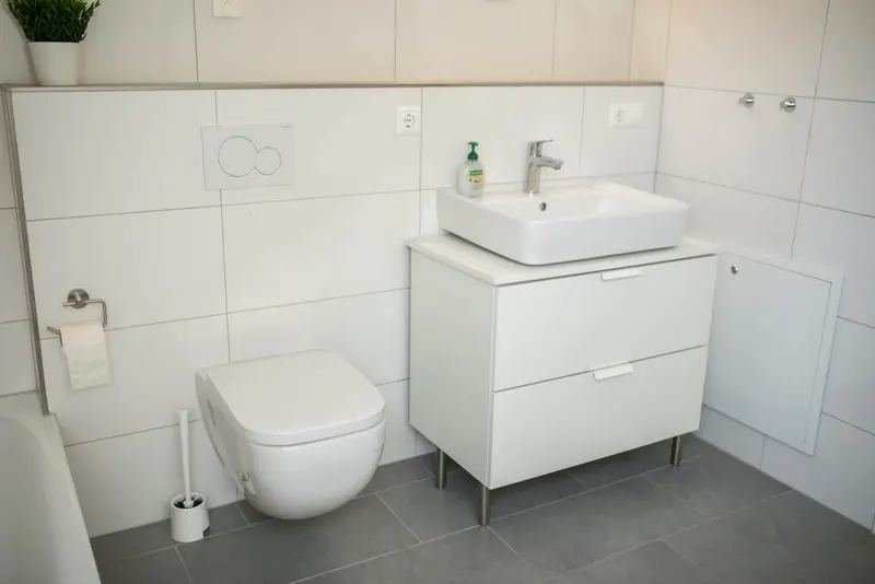 Bad mit Waschtisch und WC