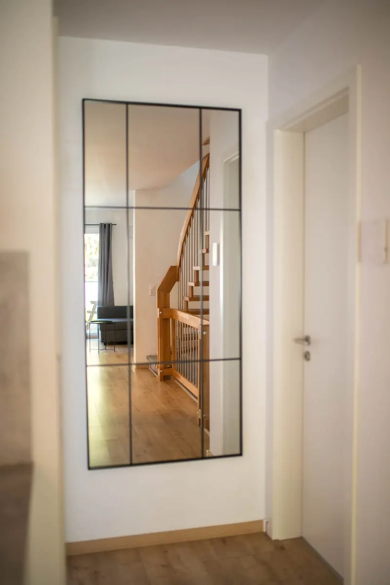 Flur mit Spiegel und Treppe