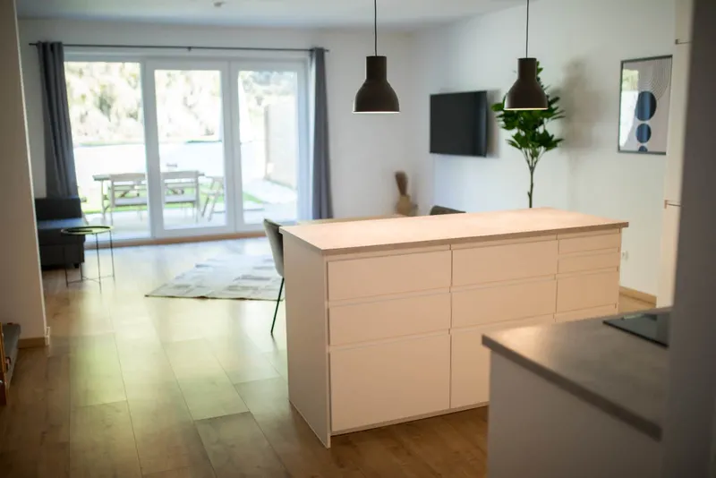 Kochinsel mit Blick ins Wohnzimmer und zur Terrasse