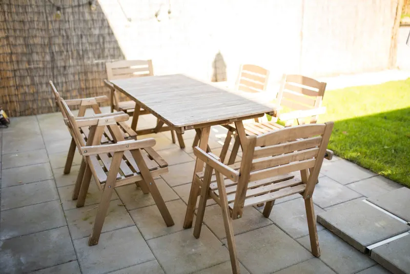 Terrasse mit Gartentisch für sechs